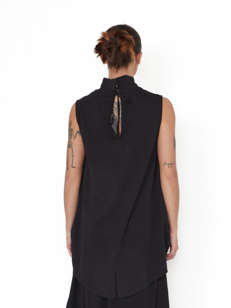 Sort Aarhus - Forudbestilling! Ærmeløs bluse med bindebånd i nakken