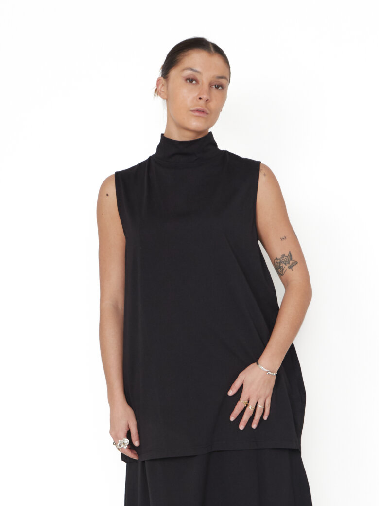 Sort Aarhus - Forudbestilling! Ærmeløs bluse med bindebånd i nakken