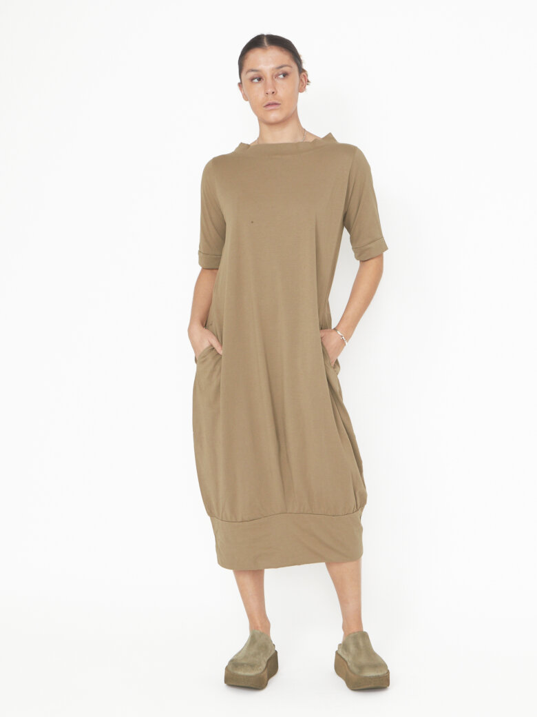 Sort Aarhus - Kjole i økologisk bomuld med detalje bagpå