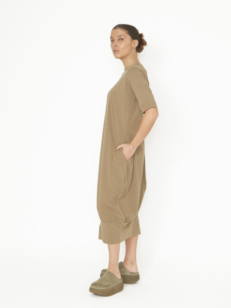 Sort Aarhus - Kjole i økologisk bomuld med detalje bagpå