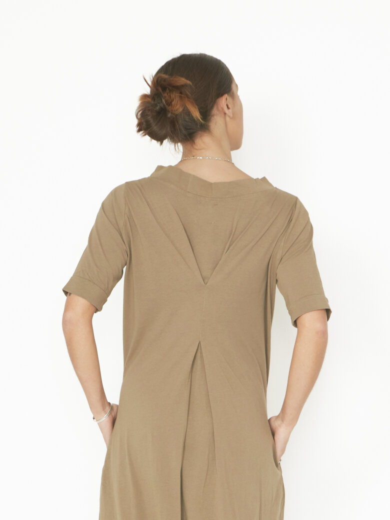 Sort Aarhus - Kjole i økologisk bomuld med detalje bagpå