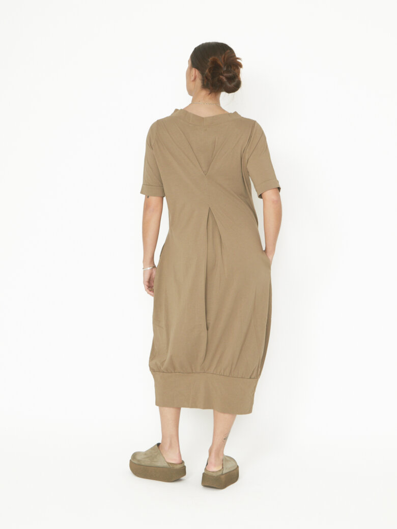 Sort Aarhus - Kjole i økologisk bomuld med detalje bagpå