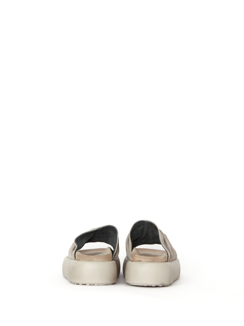 Sort Aarhus - Sort Aarhus sandal in suede with a footbed sole