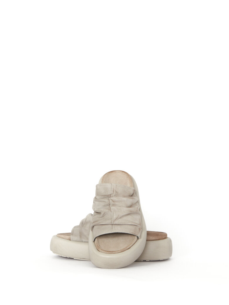 Sort Aarhus - Pre order! Sort Aarhus sandal in suede with a footbed sole