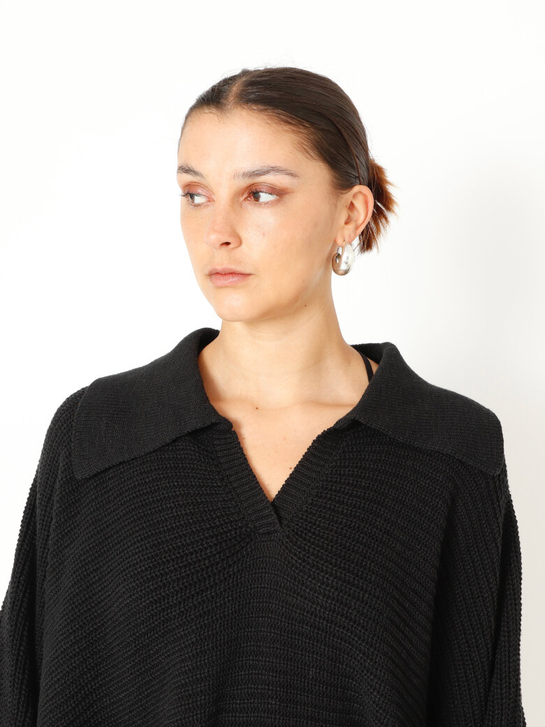 Sort Aarhus - Collared knit sweater
