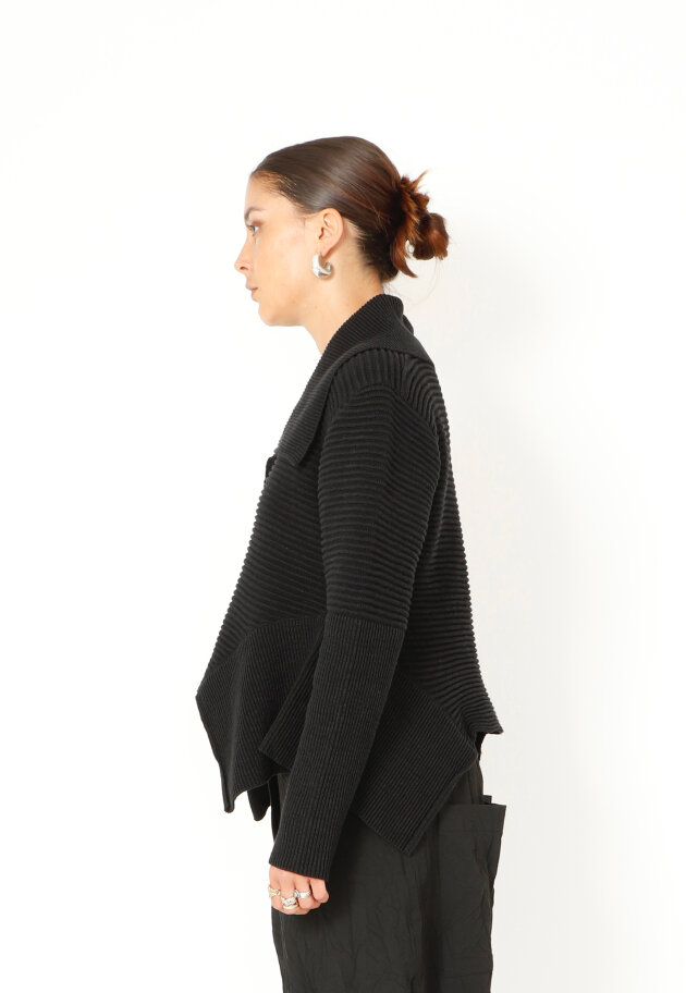 Sort Aarhus - Collared knit blouse with buttons