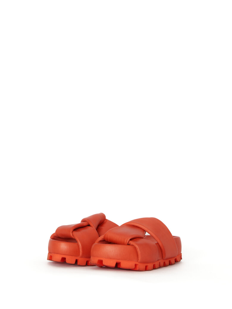 Lofina - Slip on sandal med brede krydsede remme