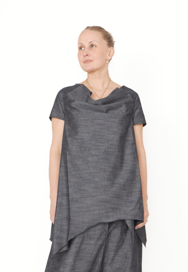 Sort Aarhus - Top with an asymmetrical cut