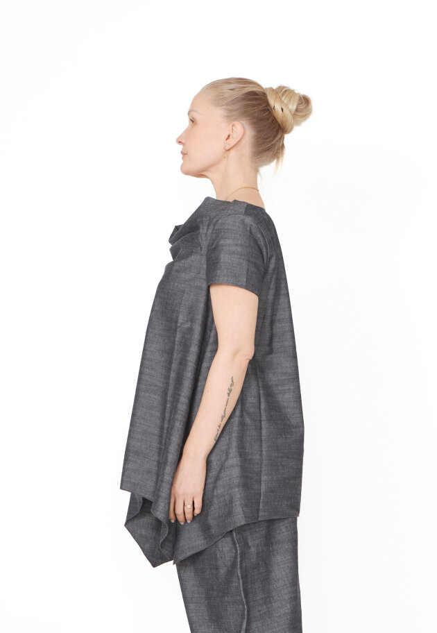 Sort Aarhus - Top with an asymmetrical cut