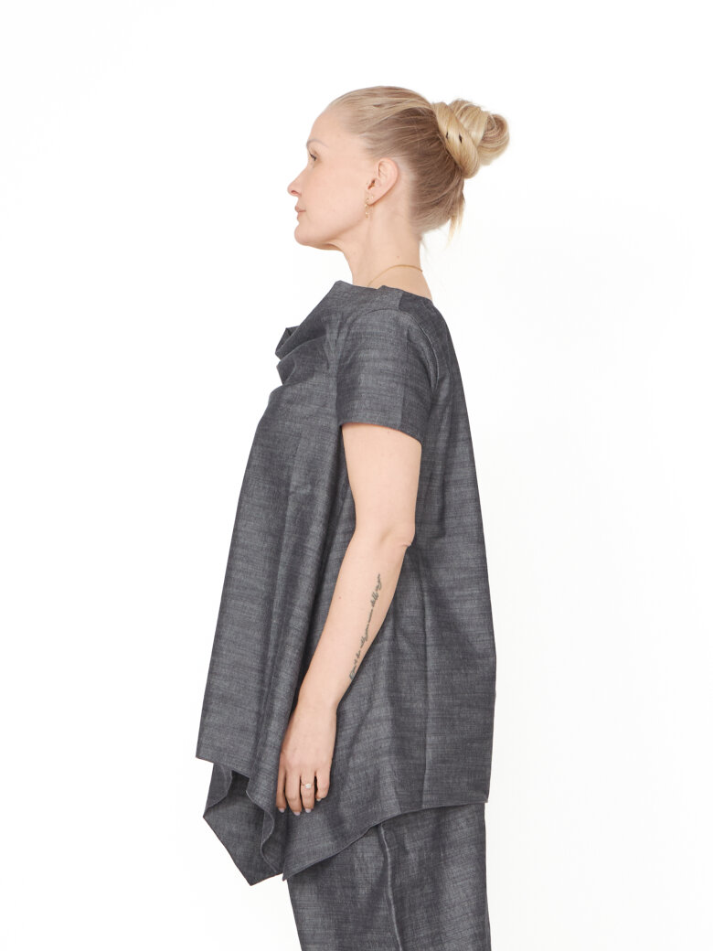 Sort Aarhus - Top with an asymmetrical cut