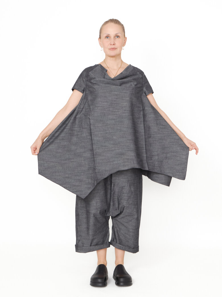 Sort Aarhus - Top with an asymmetrical cut