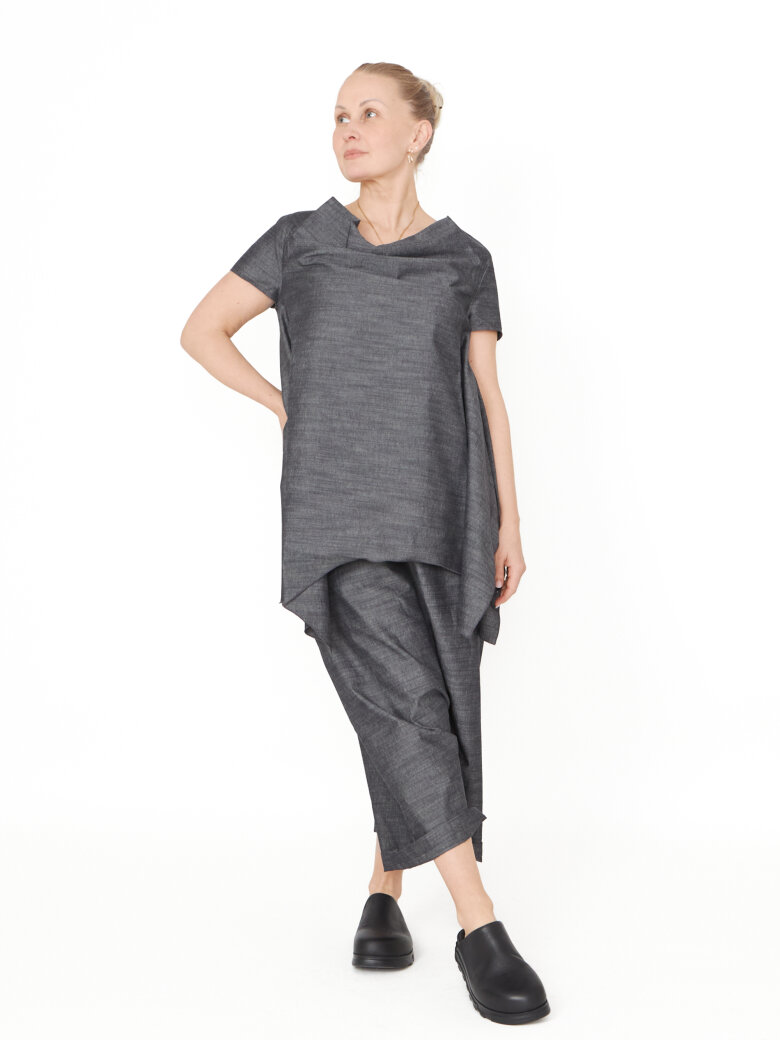 Sort Aarhus - Top with an asymmetrical cut