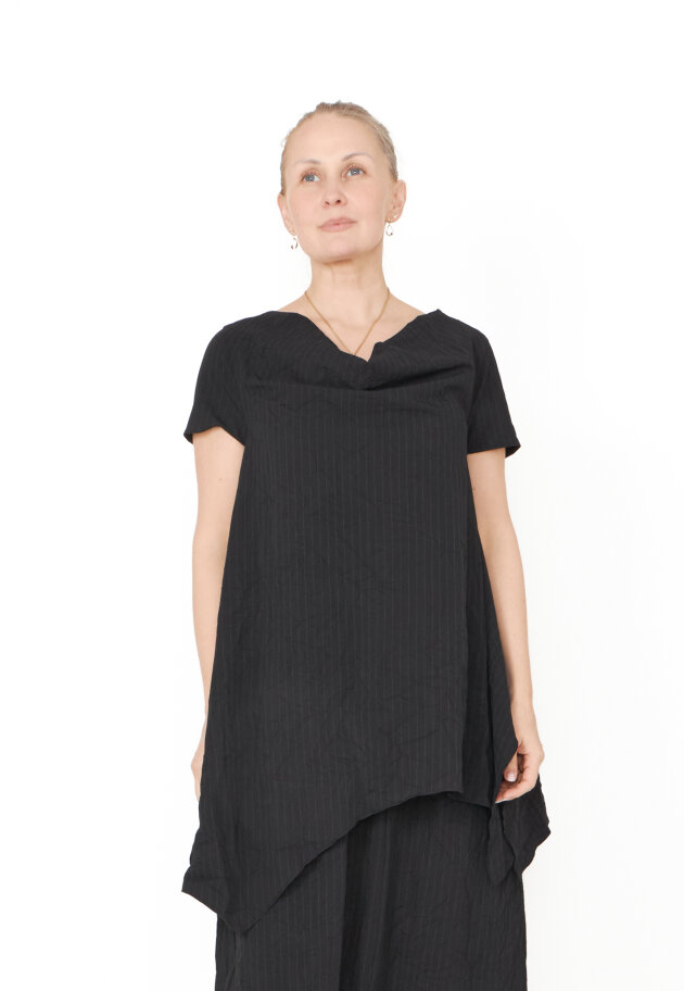 Sort Aarhus - Top with an asymmetrical cut