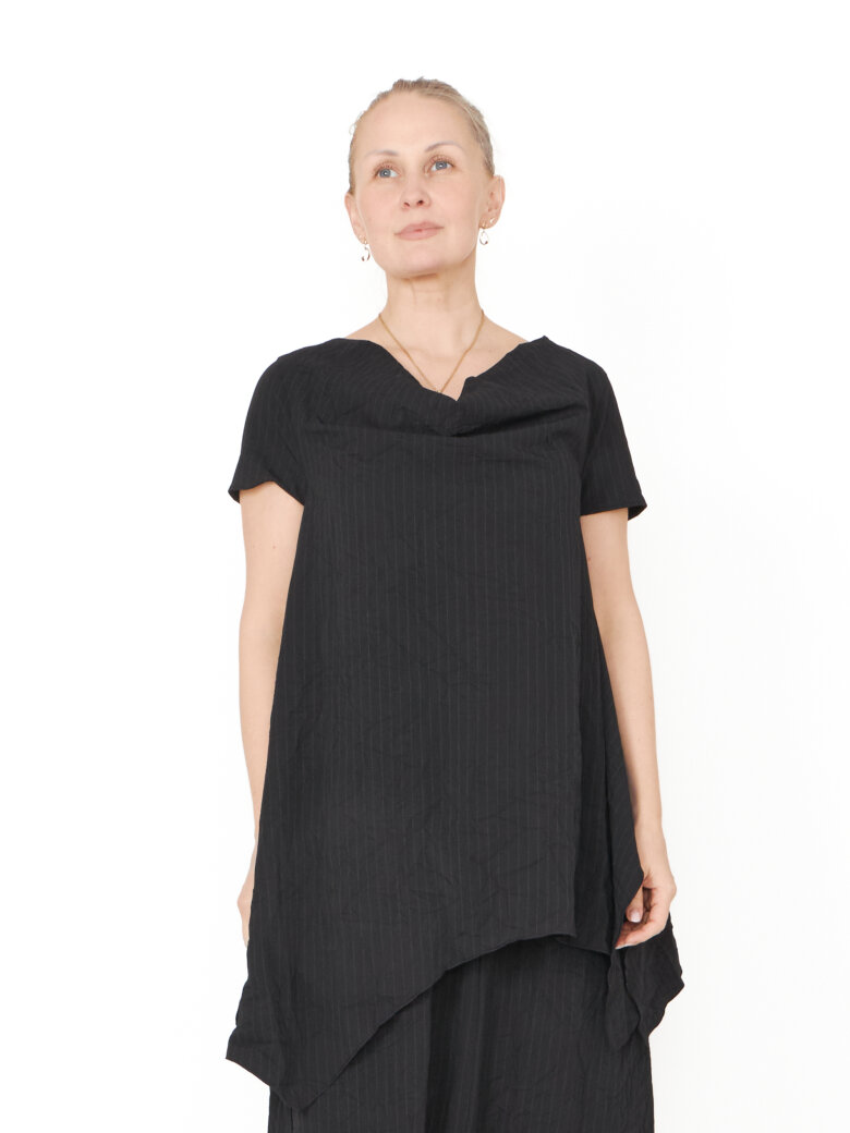 Sort Aarhus - Top with an asymmetrical cut