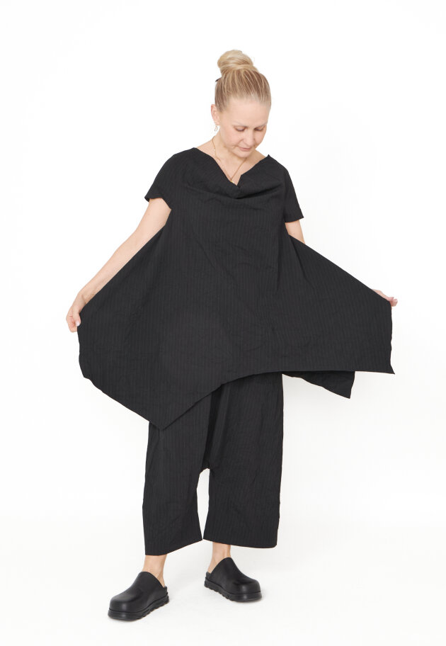 Sort Aarhus - Top with an asymmetrical cut