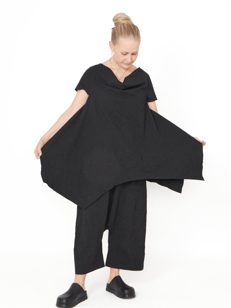 Sort Aarhus - Top with an asymmetrical cut