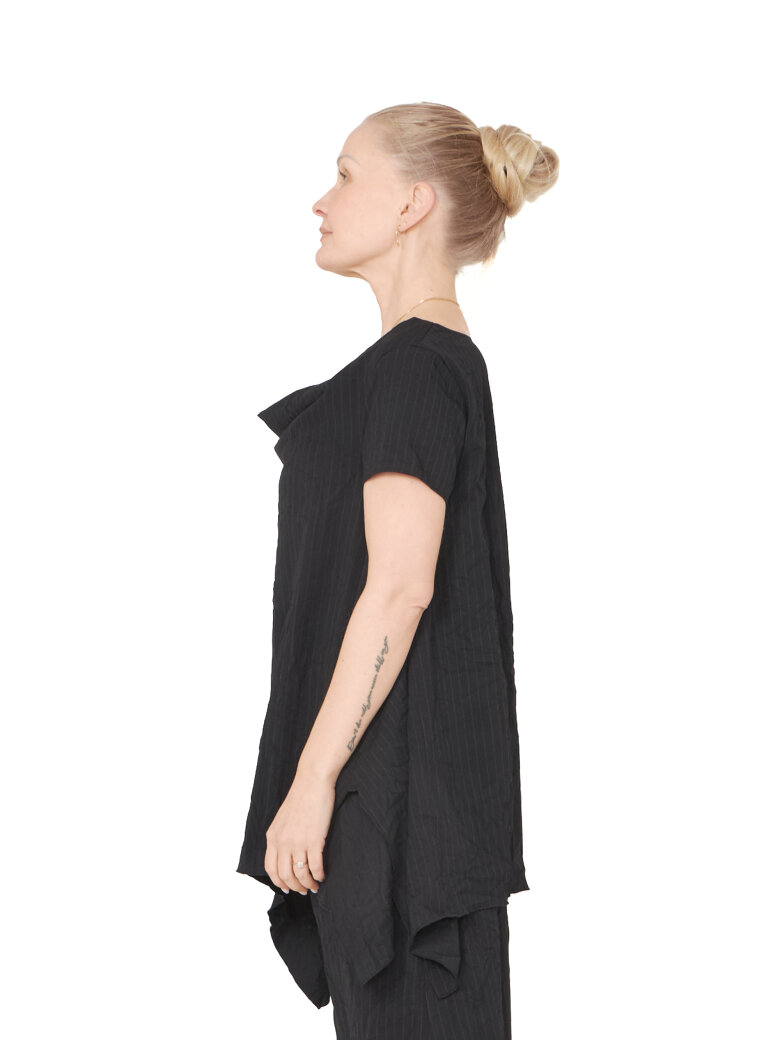 Sort Aarhus - Top with an asymmetrical cut