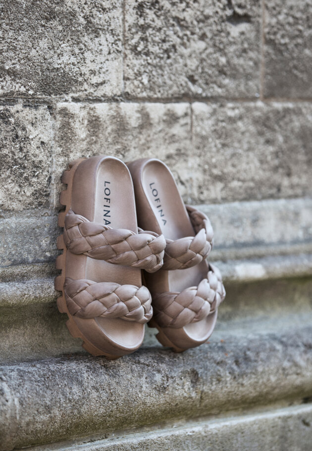Lofina - Slip on sandal med brede flettede remme Lofina - Slip on sandal med brede flettede remme