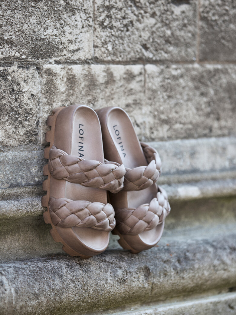 Lofina - Slip on sandal med brede flettede remme