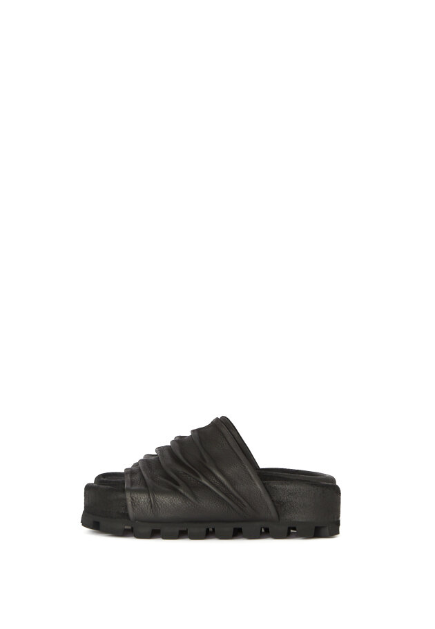 Sort Aarhus - Sandal med rynk fra Sort Aarhus Sort Aarhus - Sandal med rynk fra Sort Aarhus