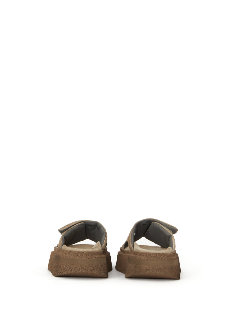 Lofina - Sandal i ruskind med bred velcrolukning