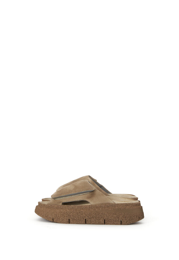 Lofina - Sandal i ruskind med bred velcrolukning Lofina - Sandal i ruskind med bred velcrolukning