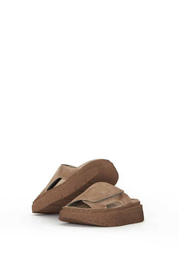 Lofina - Sandal i ruskind med bred velcrolukning