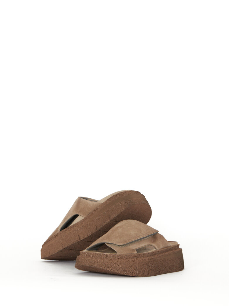 Lofina - Sandal i ruskind med bred velcrolukning