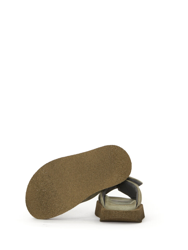 Lofina - Sandal i ruskind med bred velcrorem