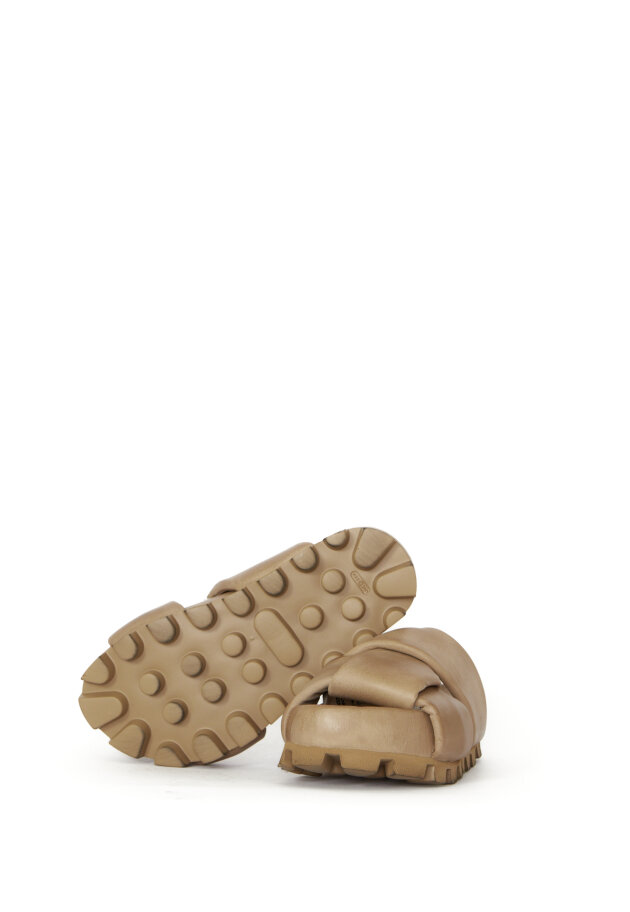 Lofina - Slip on sandal med brede krydsede remme