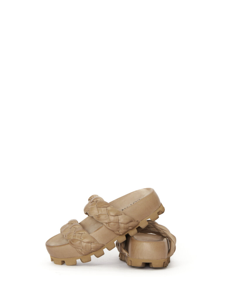 Lofina - Slip on sandal med brede flettede remme