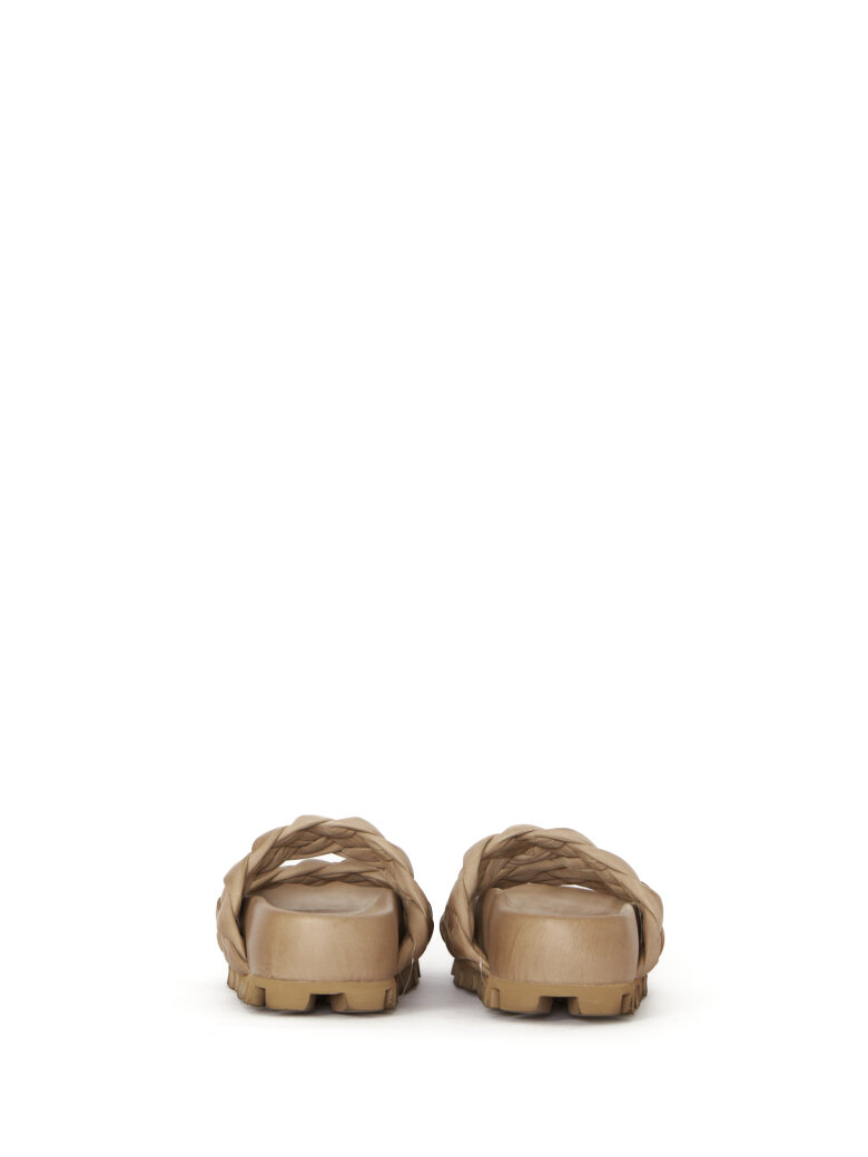 Lofina - Slip on sandal med brede flettede remme