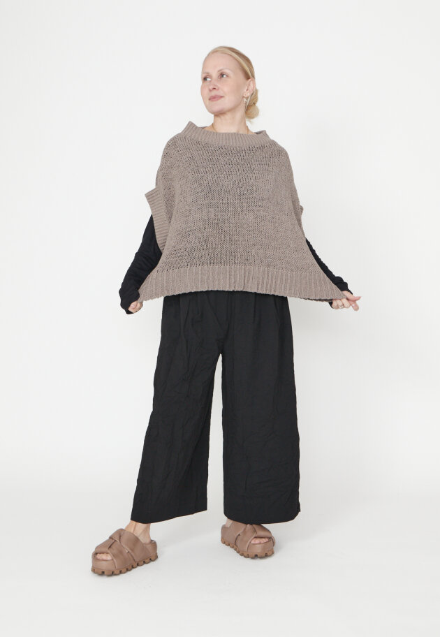 Sort Aarhus - Oversized strikbluse Sort Aarhus - Oversized strikbluse