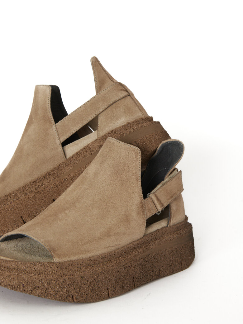 Lofina - Sandal i ruskind med velcrorem