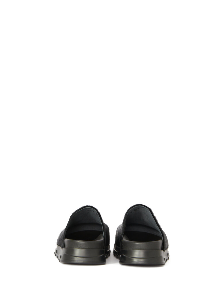 Lofina - Slippers in fur with a footbed sole