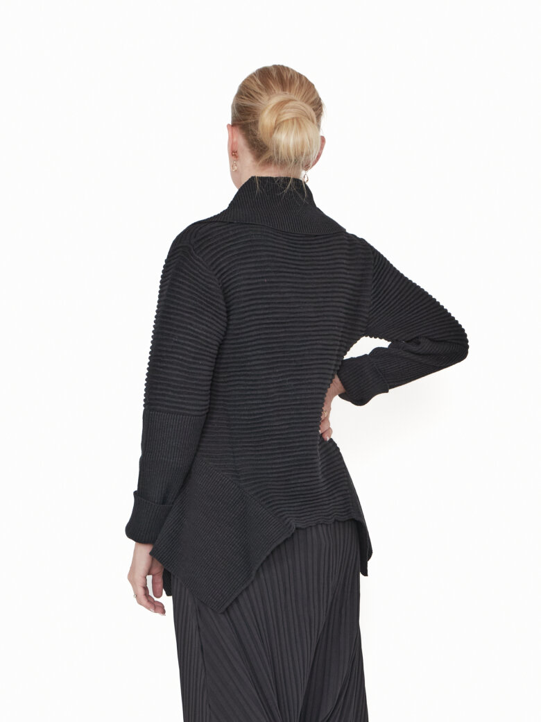 Sort Aarhus - Collared knit blouse with buttons