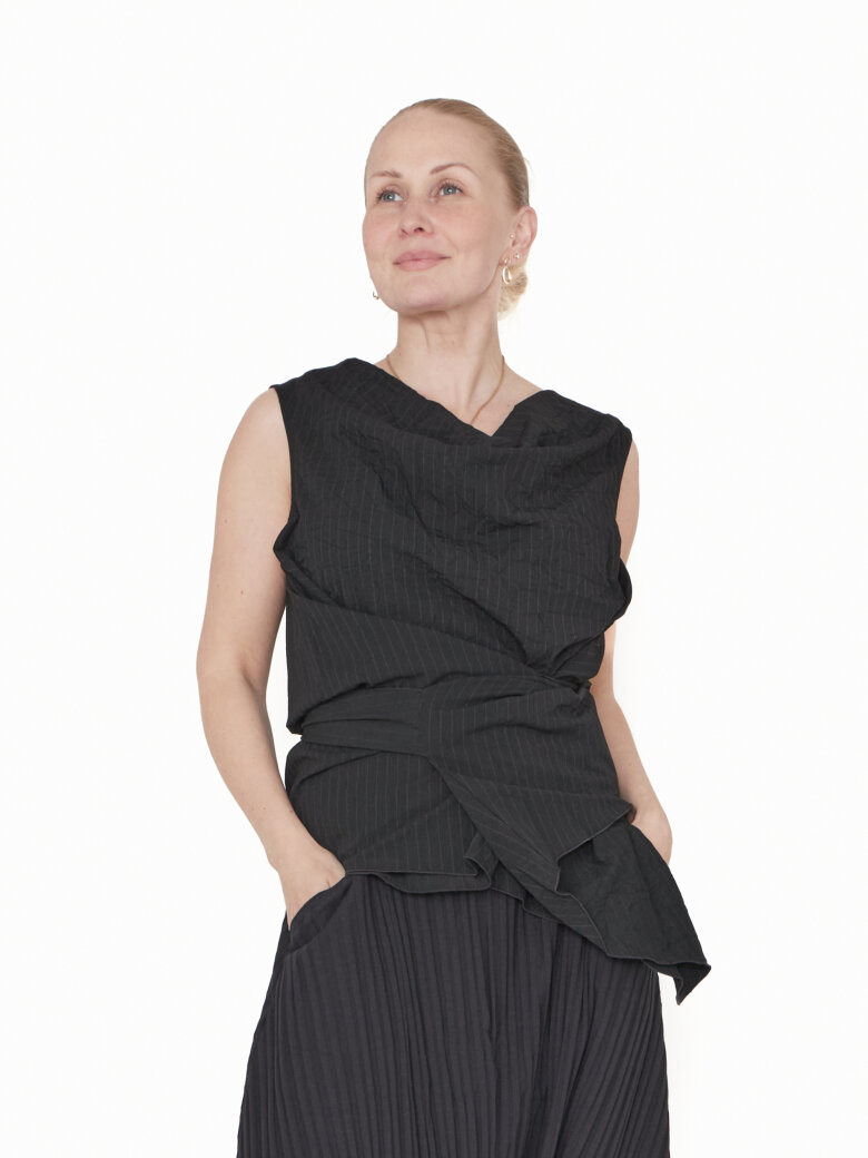 Sort Aarhus - Wrap around bluse med bindebånd