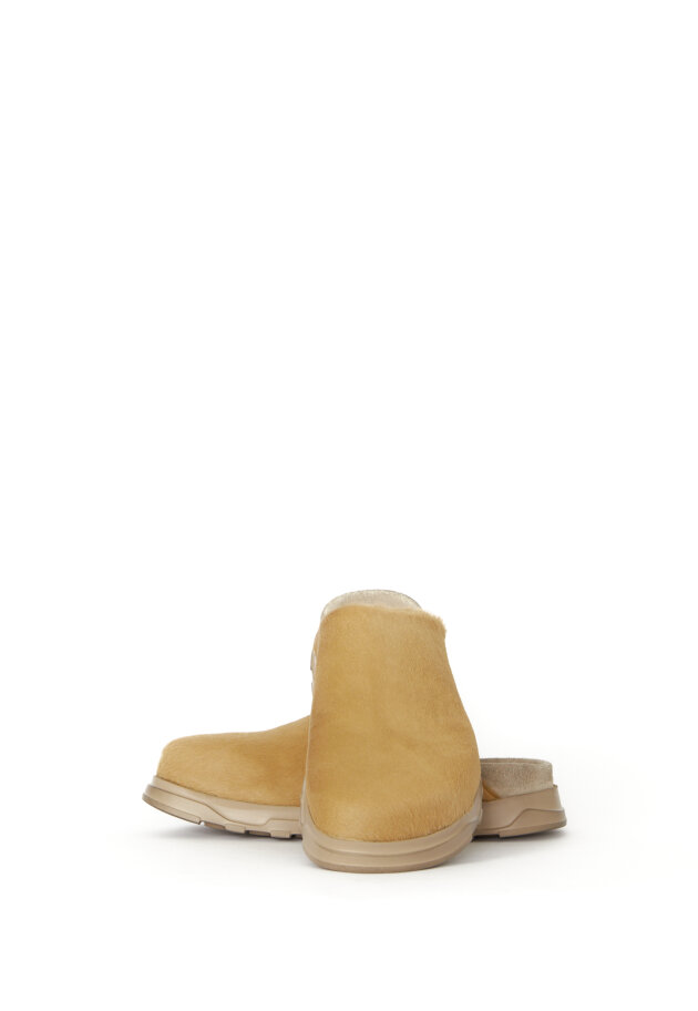 Lofina - Sandal in fur with a footbed sole