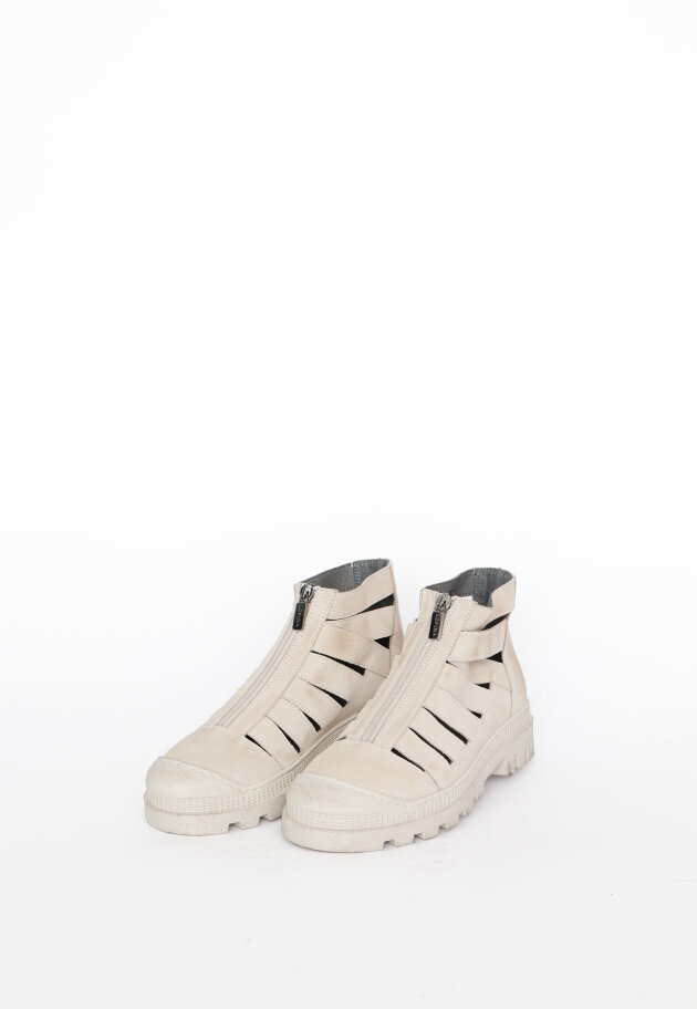 Sample shoe