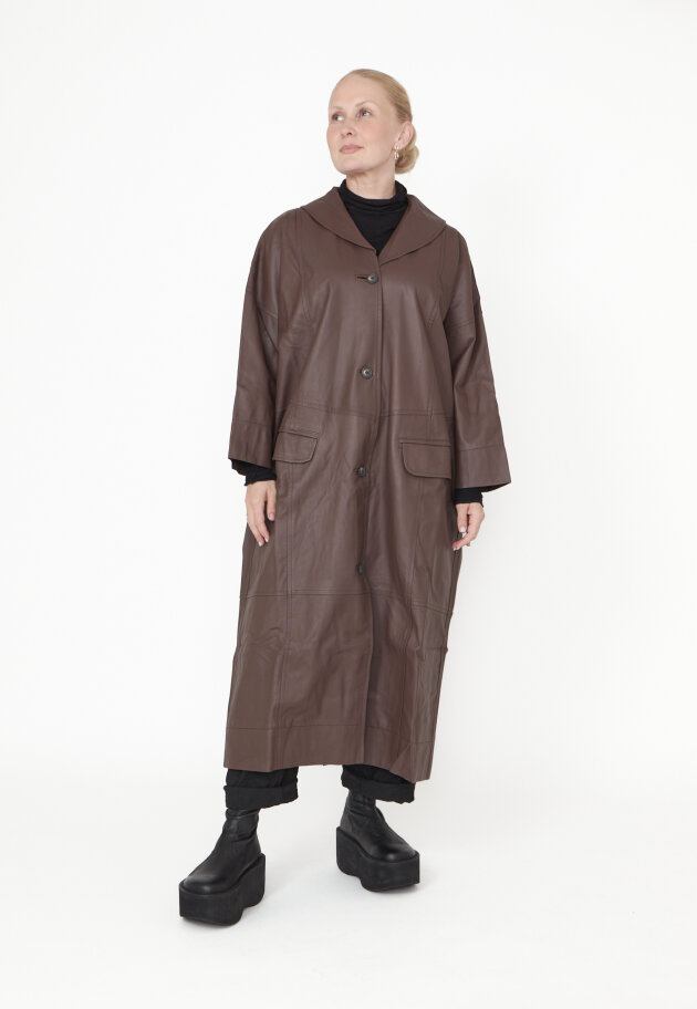 Sort Aarhus - Long leather jacket with buttons
