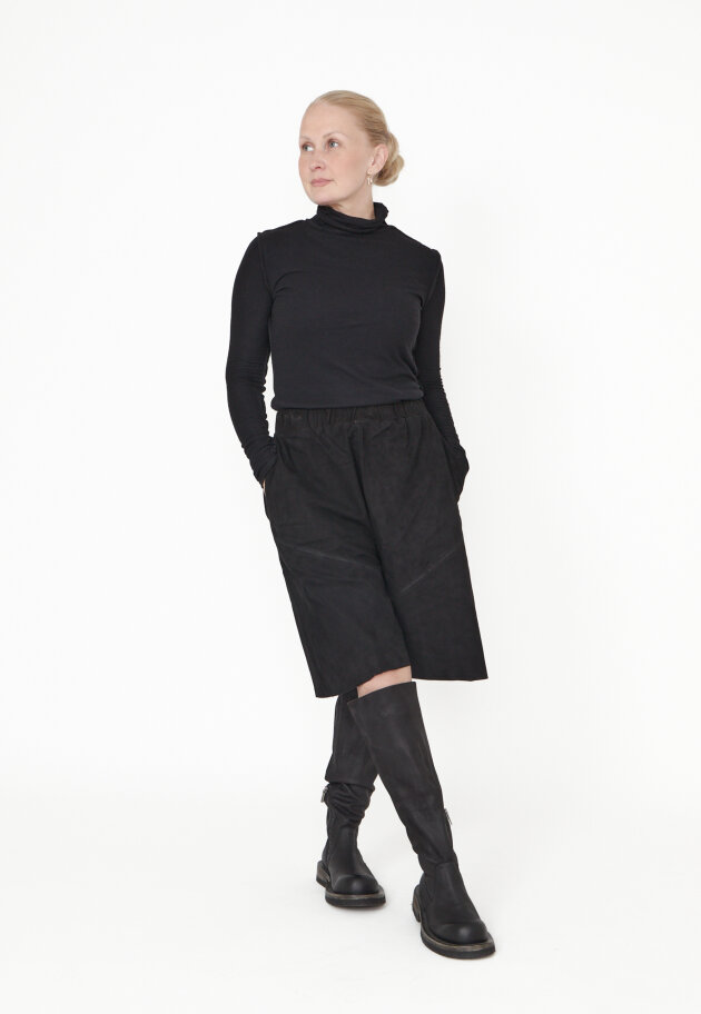 Sort Aarhus - Shrunked leather shorts with pockets and a back zipper