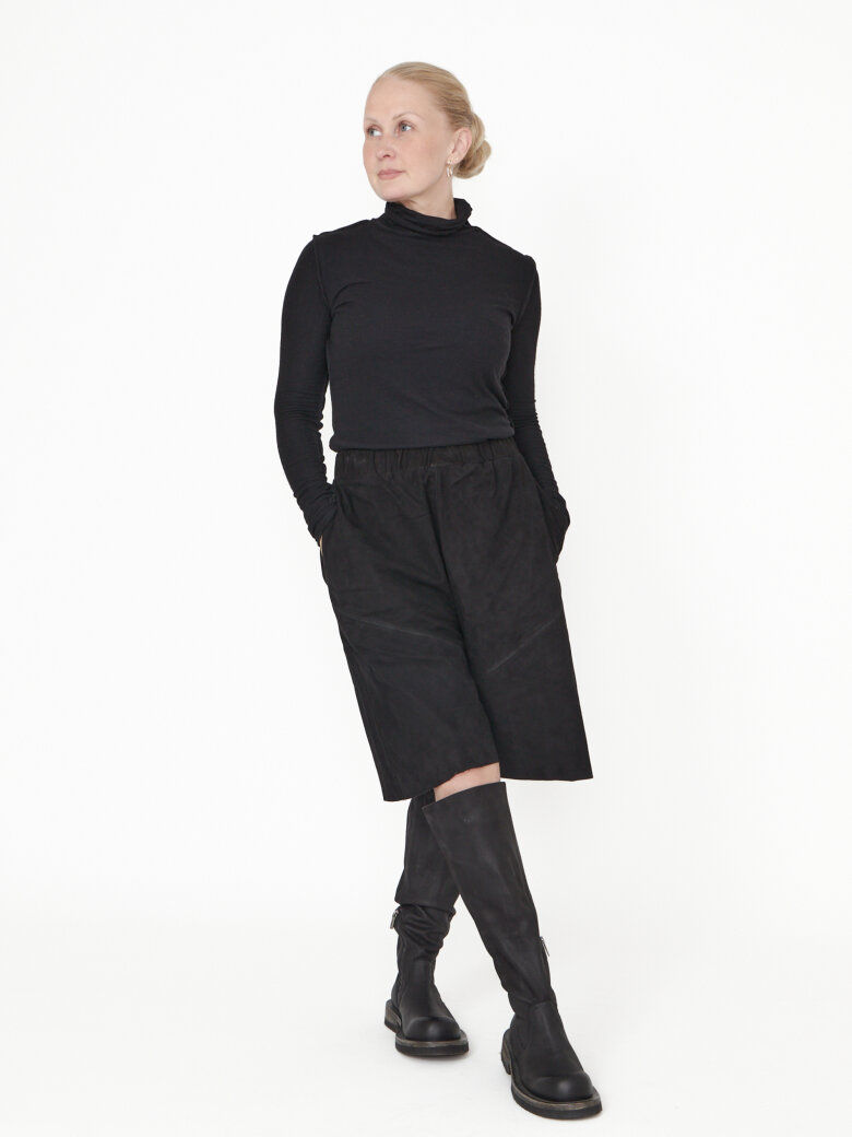 Sort Aarhus - Shrunked leather shorts with pockets and a back zipper