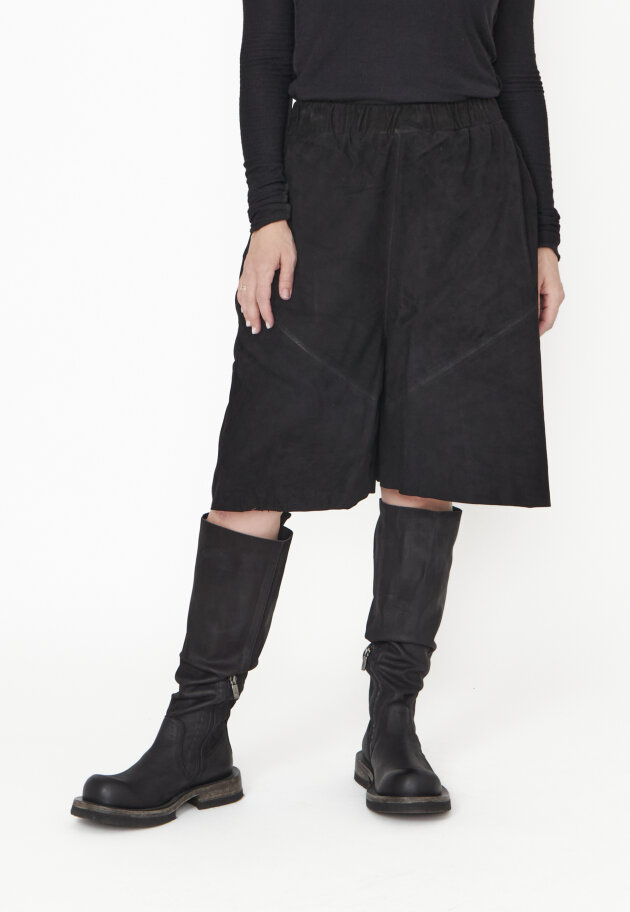 Sort Aarhus - Shrunked leather shorts with pockets and a back zipper