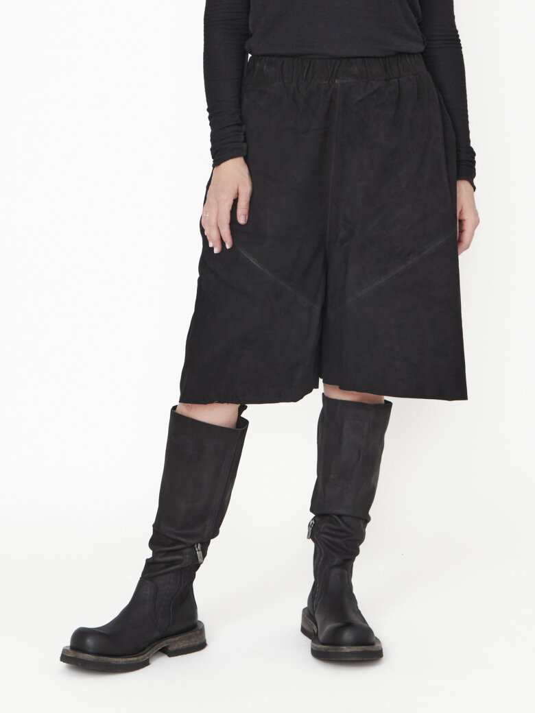Sort Aarhus - Shrunked leather shorts with pockets and a back zipper