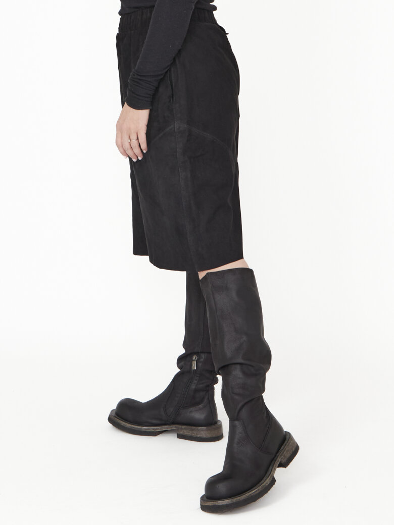 Sort Aarhus - Shrunked leather shorts with pockets and a back zipper
