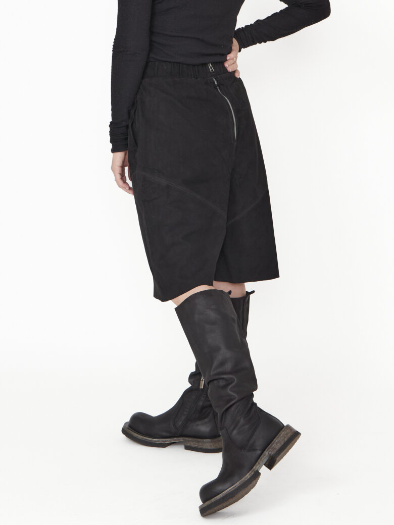 Sort Aarhus - Shrunked leather shorts with pockets and a back zipper