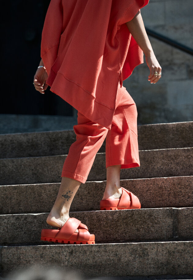 Lofina - Slip on sandal med brede krydsede remme