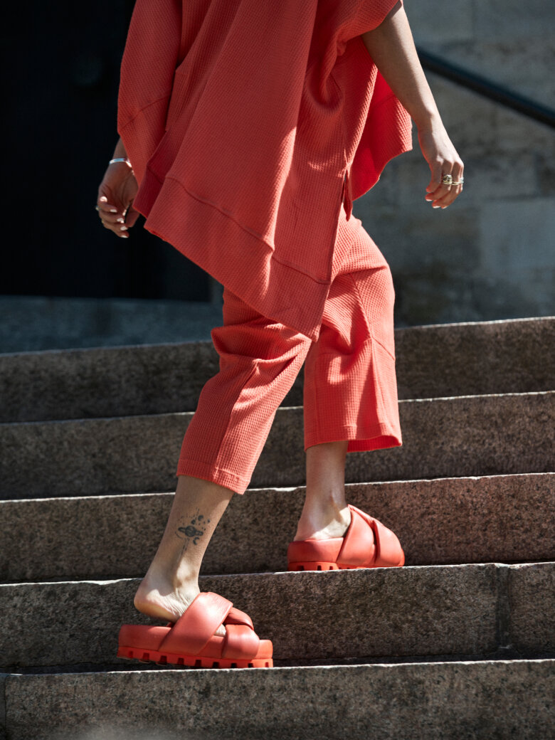 Lofina - Slip on sandal med brede krydsede remme