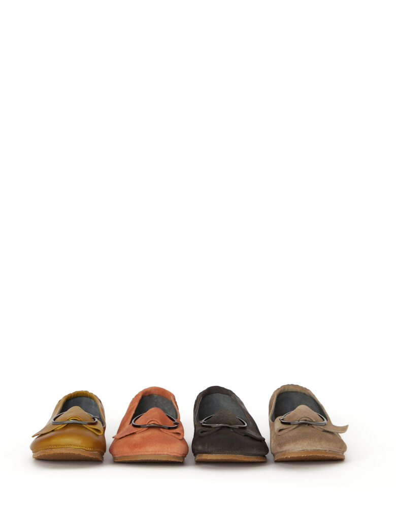 Lofina - Ballerina i ruskind med spænde og gummisål