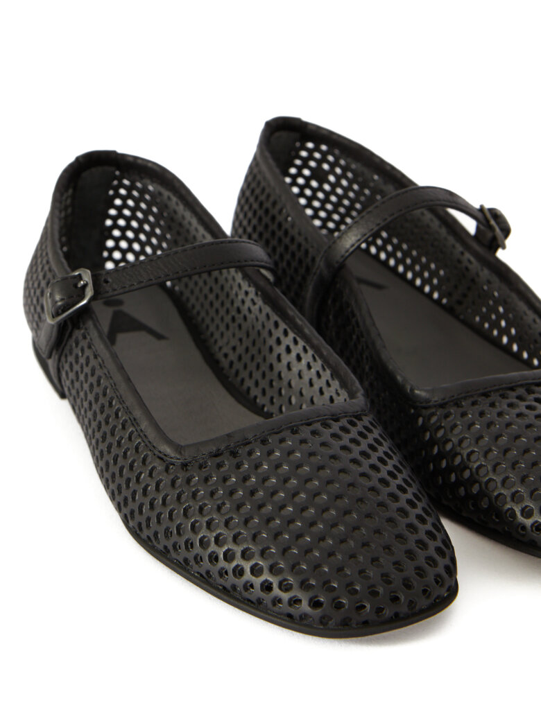 Sort Aarhus - Feminine shoe with a buckle